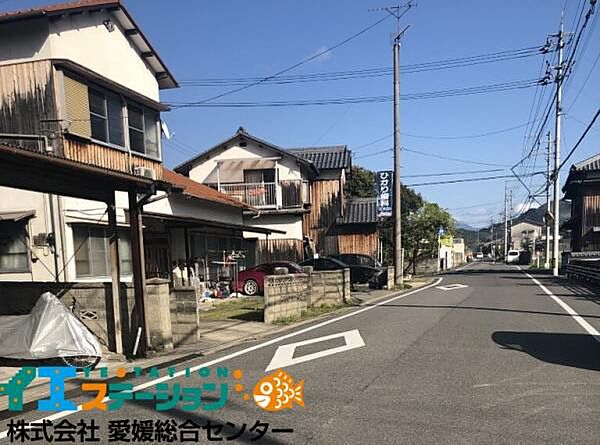 前面道路は広々としています