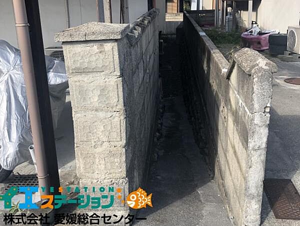 正面から右側の境界です