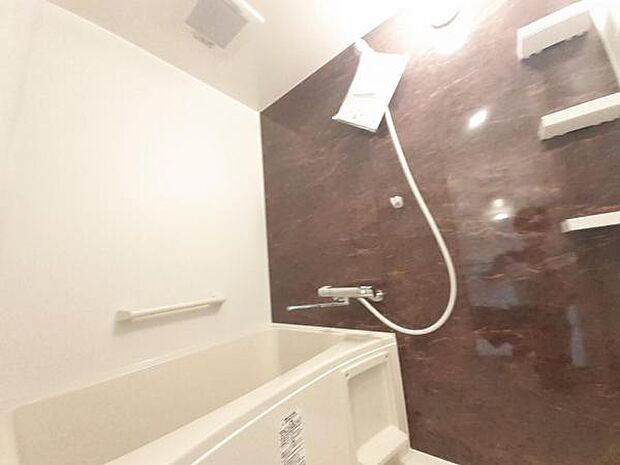 アクセントパネルが高級感を演出する浴室
