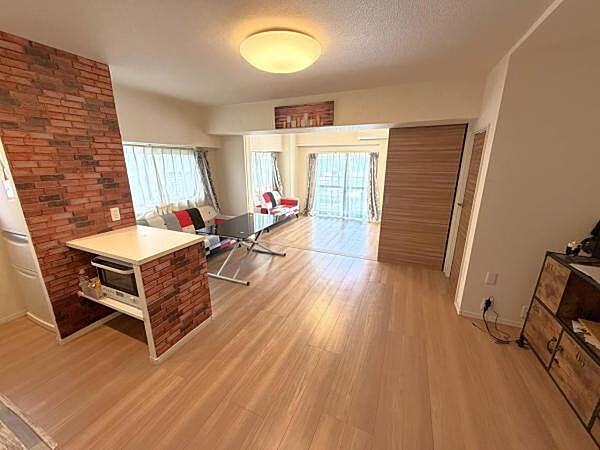 約11.4帖リビングダイニング採光があり明るいお部屋です。