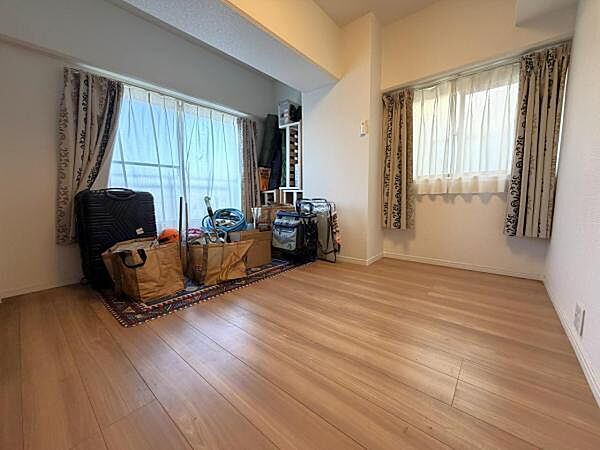 約6.2帖洋室　二面採光の明るいお部屋です。