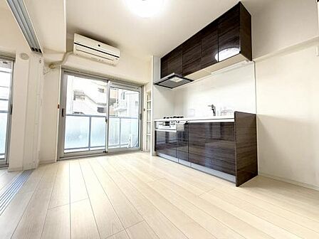 約5.1帖の綺麗なダイニングキッチンです。