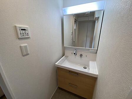 <2026年7月撮影> 【洗面台】家電から小物までたっぷり収納可能な鏡裏収納!引き出しも大容量です☆