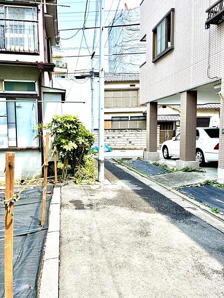 現地と前面道路の様子がわかる一枚です。