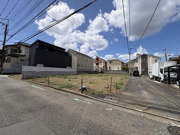 周辺は住宅が建ち並ぶ落ち着いた住環境。現地の様子もぜひご確認ください。