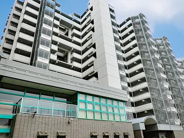 重厚感のある堂々とした外観。開放感を感じるマンションです