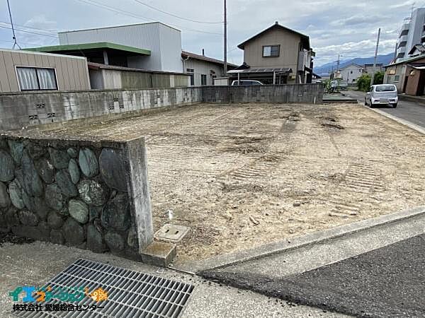西側道路からの全景