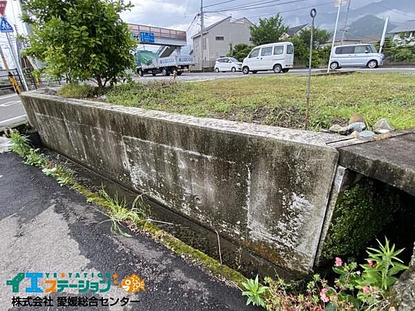 北側に水路があります。