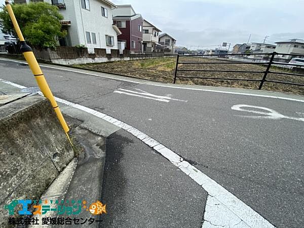 東側の前面道路です。