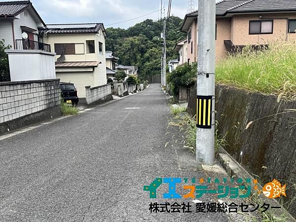 土地の北側の道路です。（東向き）