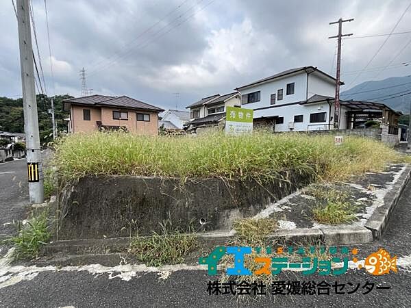 北西側の角からみた土地の写真です。