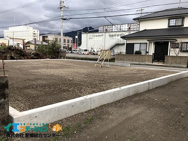 北西から