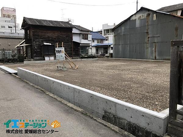 南東から