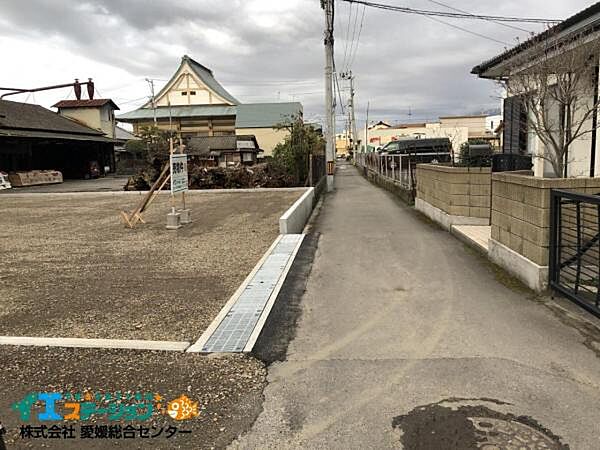 南側前面道路（西側から）