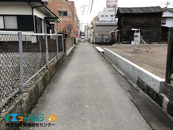 南側前面道路（東側から）