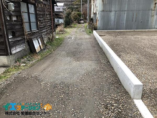 西側の道（基準法外）