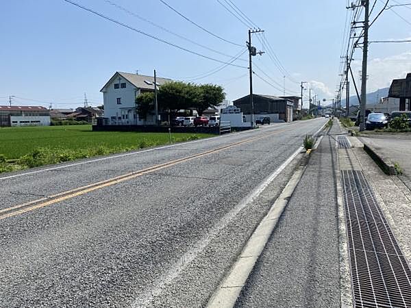 前面道路（西側から）