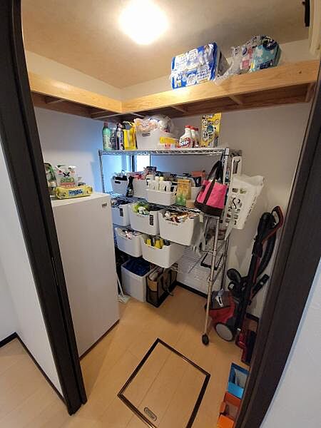 キッチン横の納戸です。2階にも納戸があります。