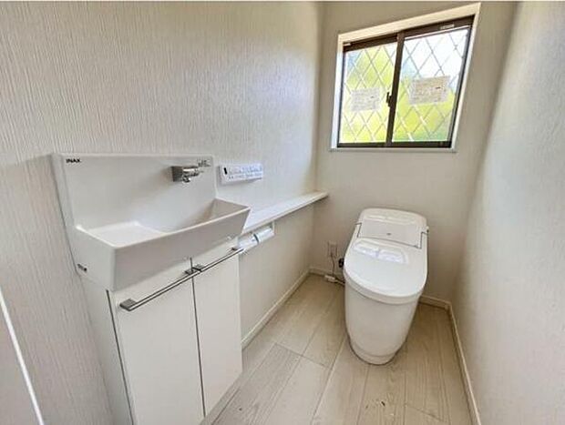トイレのお写真です♪ 白を基調としていてとても清潔感があります。手洗い付き。