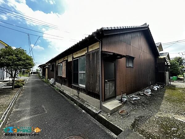 北側道路からの全景