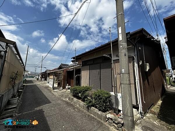 南側道路からの全景