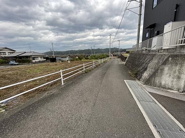 東側前面道路