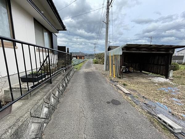 西側前面道路