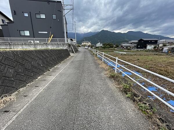 東側前面道路