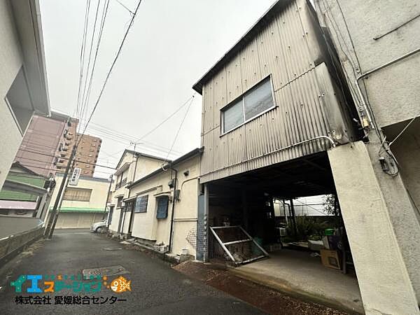 北側道路からの全景