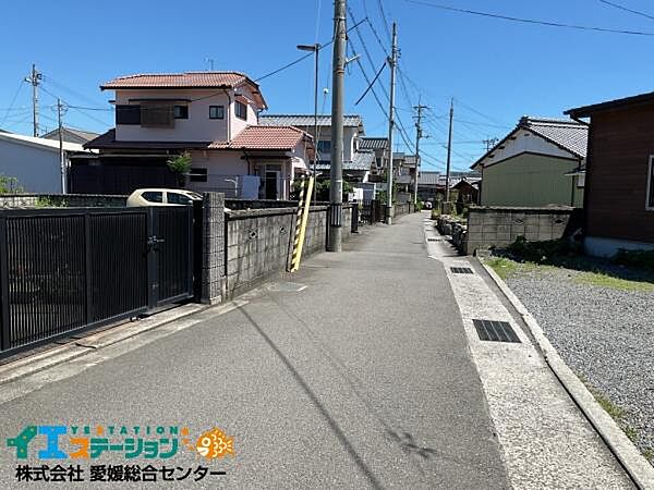 東側接道です。