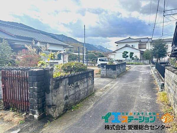 前面道路を東側から撮影。
