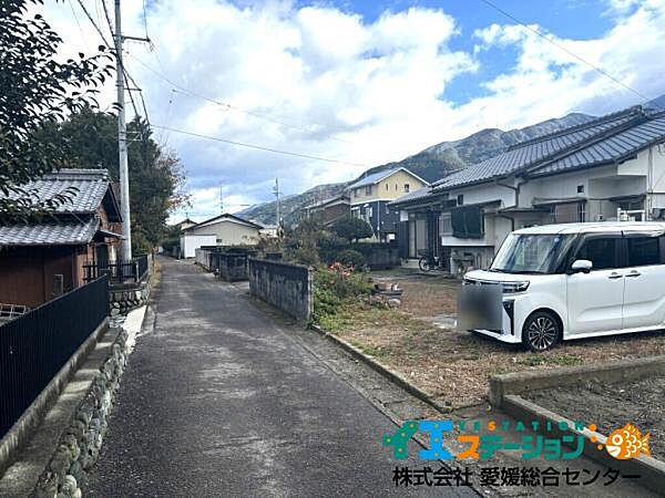 前面道路を西側から撮影。
