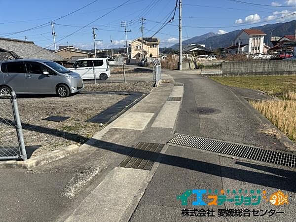 西側前面道路です。 西から東を撮っています。