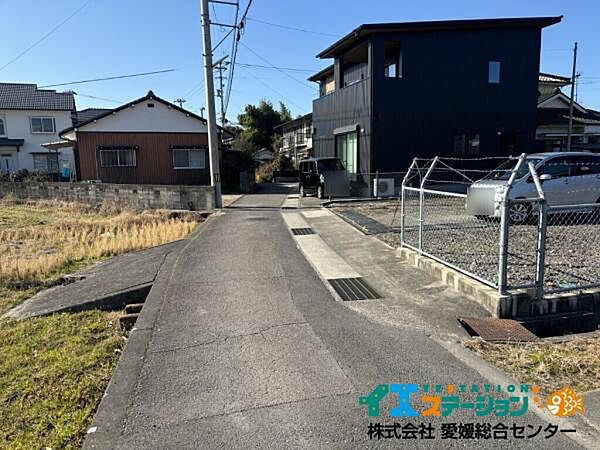 西側前面道路です。 東から西を撮っています。