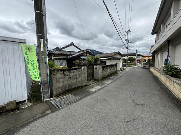 道路（東から）