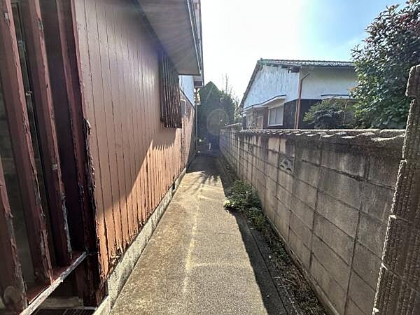 建物西側の裏手