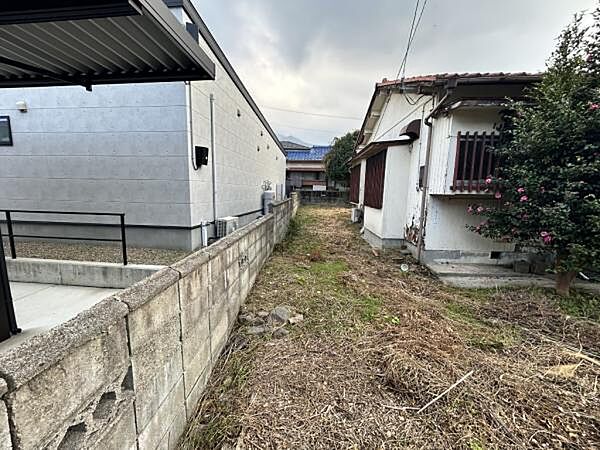 敷地東側裏手