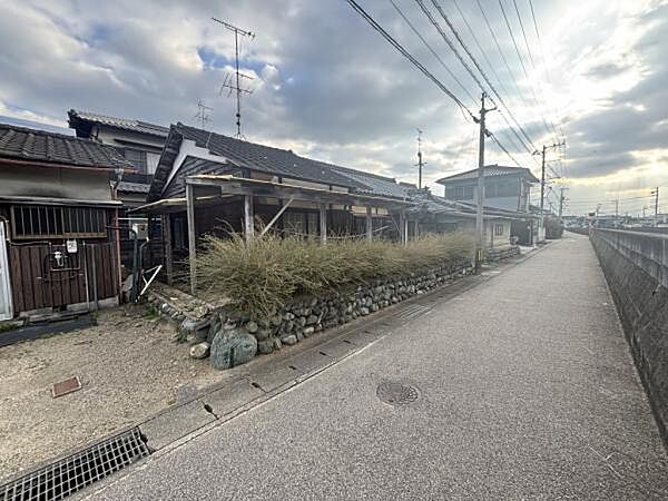 東から
