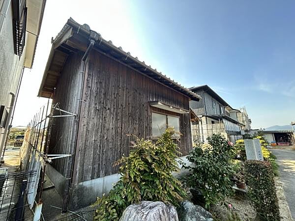 敷地外、北東側から見た敷地内倉庫