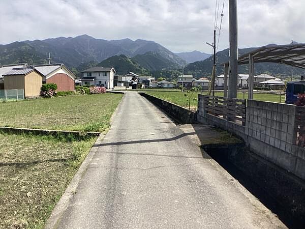 東側道路（北側より）