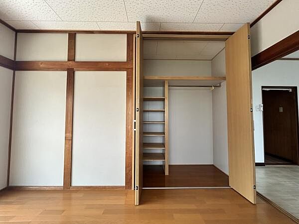 1階　6帖洋室　収納