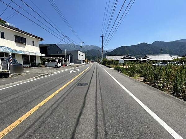 前面道路（北から）