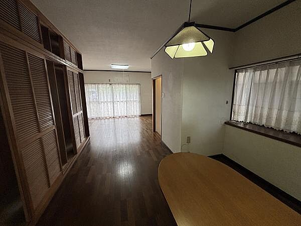 対面キッチンから見渡せる、明るく開放的な16帖LDK。
