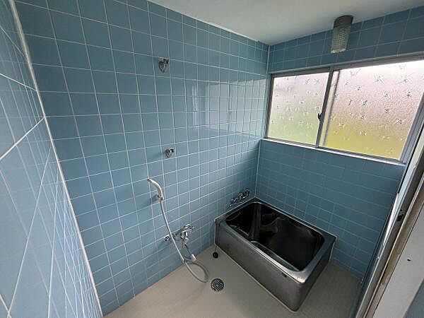 窓付きで換気しやすく、気持ちよく使える浴室。