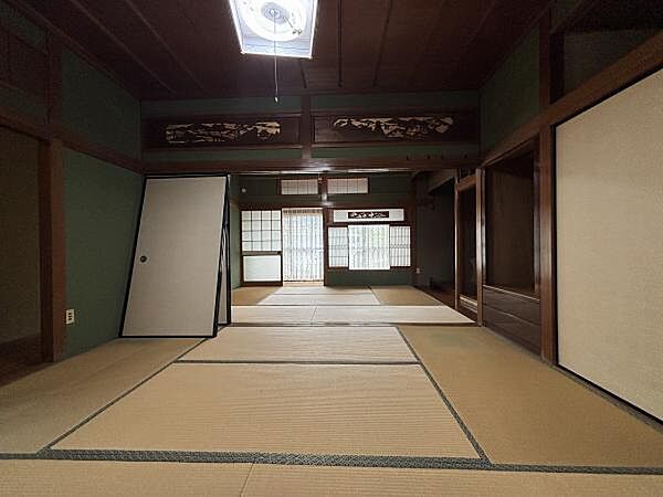 和室？～？。続き間の和室が広がる、風情と開放感を兼ね備えた和空間。