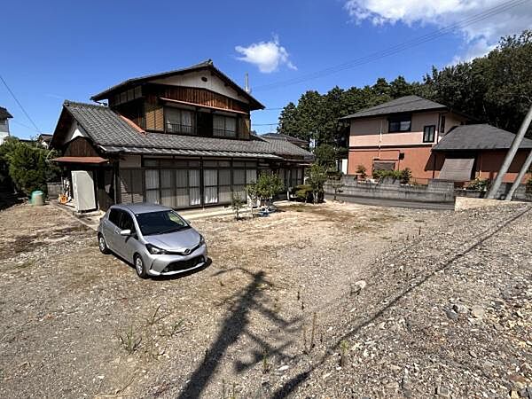 南側道路からの全景