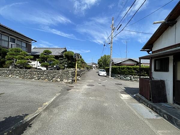東側前面道路