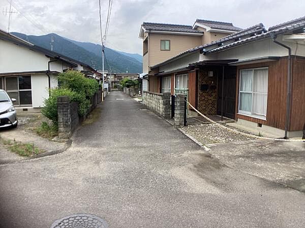北西側　前面道路（北から）