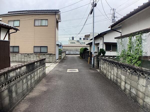 北西側　前面道路（南から）