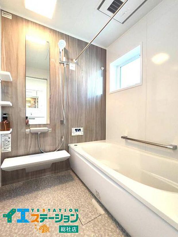 浴室は落ち着いた雰囲気。ゆとりあるバスタブと落ち着いた空間で毎日の疲れを癒やしましょう。